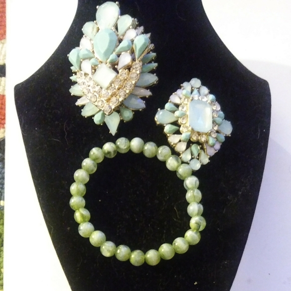 Scrape like jade and rhinestones brooches. - Picture 1 of 1